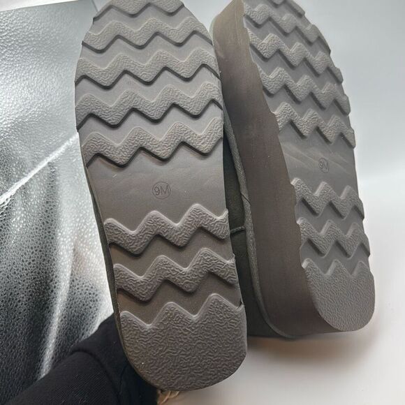 CUSHIONAIRE Hippy Womenβs Platform Ankle Bootsβ SIZE 9 OLIVE - Picture 7 of 7